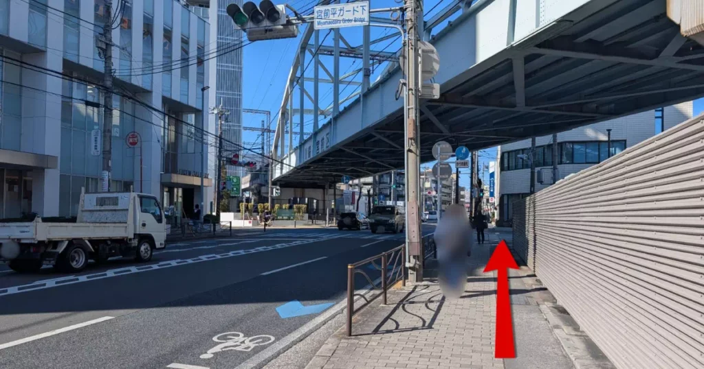 3. ガード下の交差点へ