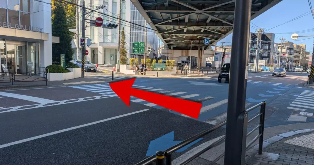 4. 交差点を渡って右方向へ