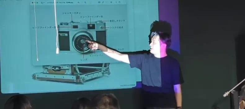 カメラの扱い・歴史を自ら解説する社長