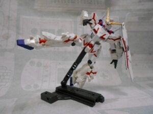  ASSAULT KINGDOM unicorn gundam posing